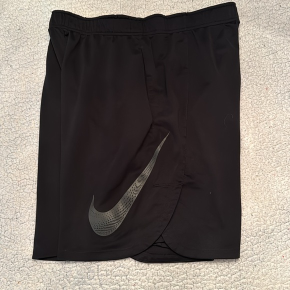 Nike Fitness Swoosh Shorts Size Large Side Seam Split for Squats etc 100% Poly - Picture 2 of 5